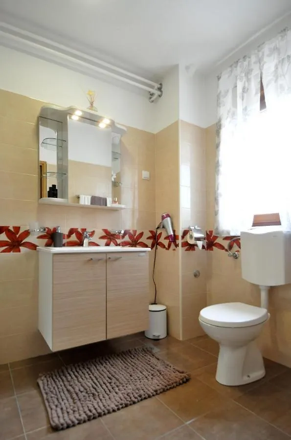 Apartman Lory Pula 0*,  Croatia